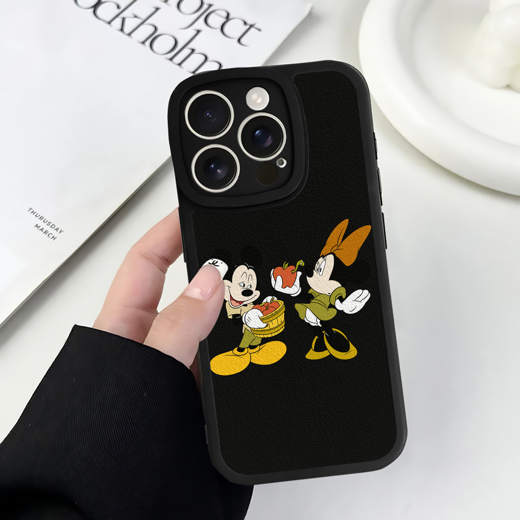 （画像用） ミッキーマウス Mickey Mouse 【iPhone 16シリーズ対応】シリコンスマホケース（レザー調） 材質：シリコン